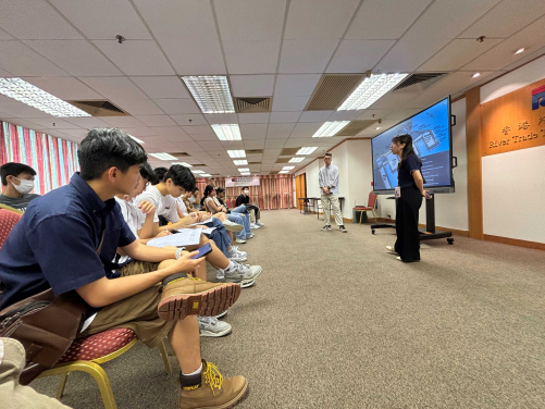 Operators of the River Trade Terminal introduced the development of logistic operation in Hong Kong and related career opportunities to participants.
 